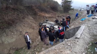 Boluda şarampole uçan otomobil ters döndü: 2si ağır 3 yaralı