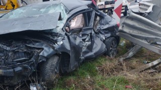 Bozüyükte bariyerlere çarpan otomobil sürücüsü yaralandı