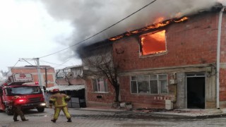 Bursa İnegölde 2 katlı bina alev alev yandı