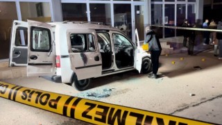 Bursada alacak verecek meselesinde silahlar konuştu: Kurşun yağdırılan otomobilden sağ çıktılar