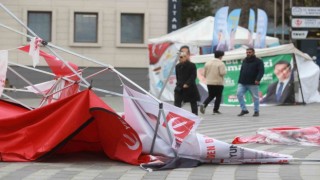 Bursada etkili olan fırtına parti stantlarını yerle bir etti