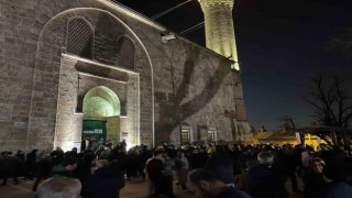 Bursada ilk teravi namazı kılındı, tarihi camiye binlerce kişi akın etti