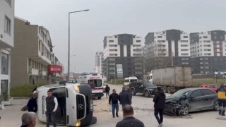 Bursada servis minibüsü ile otomobil çarpıştı: İşçilerin olmaması faciayı önledi