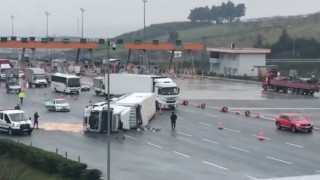 Bursada sürücüsünün kontrolünden çıkan tır devrildi