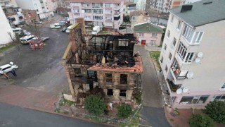 Büyükçekmecede Rumlardan kalma 121 yıllık tarihi ahşap bina, kül oldu