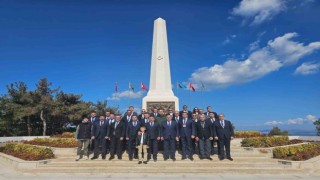 Büyükelçi Memmedov Azerbaycan Anıtına çiçek bıraktı