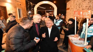 Büyükkılıç, teravih sonrası vatandaşlarla buluştu