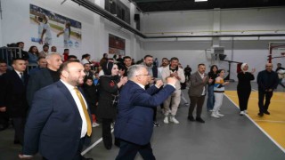 Büyükkılıç, Voleybol Turnuvasında dereceye giren takımlara ödüllerini takdim etti