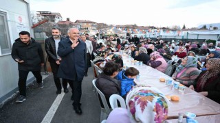 Büyükşehir Adayı Sami Er, depremzedelerle iftar yaptı