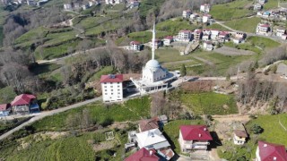 Cami ve kurs binası altından geçen yol ilgi çekiyor