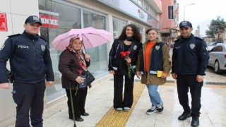 Çan Polisinden kadınlara karanfilli kutlama