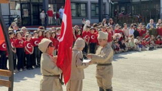 Çanakkaleyi okullarının bahçesinde canlandırdılar, büyük alkış topladılar