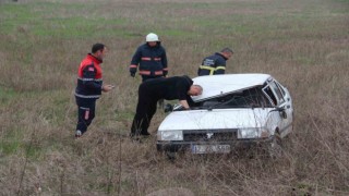 Çanda otomobil tarlaya uçtu: 2 yaralı