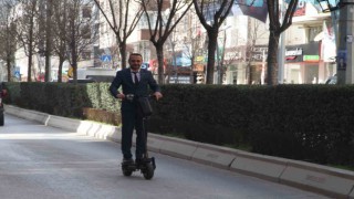 Çankırıda sıra dışı seçim çalışması: Scooterıyla sokak sokak gezerek oy istiyor