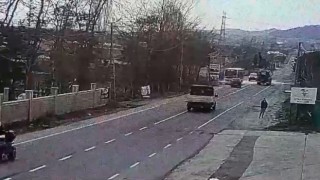 Çatalcada otomobilin İETT otobüsüne çarptığı an kamerada