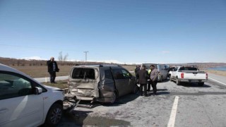 Cenaze konvoyunda zincirleme trafik kazası: 1 yaralı