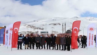 Cezaevinde annesinin yanında kalan çocuklara kayak eğitimi verildi