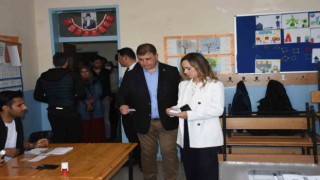 CHPnin İzmir adayı Cemil Tugay, eşiyle birlikte oyunu kullandı