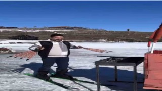 Çıldır Gölünde kızak arkasında kebap yaptı