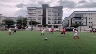 Çocuk evlerindeki gençler halı sahada ter döktü