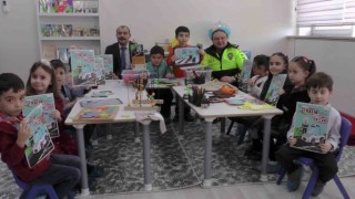 Çocuklar, İstiklal Marşı okuyarak Akifi andı