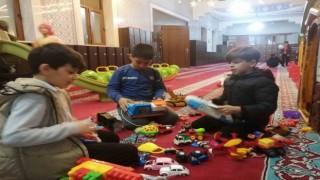 Çocuklu Camide anne babalar namaz kılarken çocukları oyunlar oynuyor