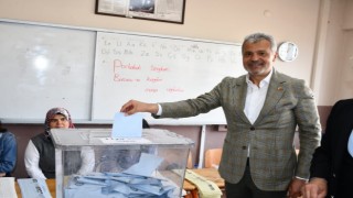 Cumhur İttifakı Hatay Büyükşehir Belediye Başkan adayı Öntürk, oyunu kullandı