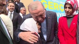 Cumhurbaşkanı Erdoğan, miting sonrası yaşlı teyze ile sohbet etti