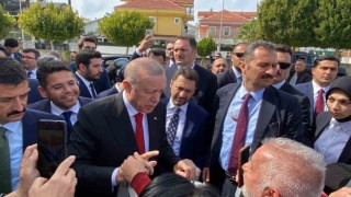 Cumhurbaşkanı Erdoğana cuma namazında vatandaşlardan sevgi seli