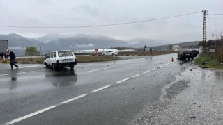 D100de iki otomobil çarpıştı: 5 yaralı