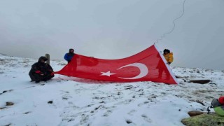 Dağcılar, yıpranan Türk Bayrağını değiştirdi