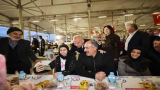 Denizli Büyükşehirin iftar sofrası Merkezefendide kuruldu