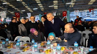 Denizli Büyükşehrin iftar bereketi Fatihte yaşandı