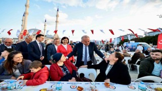 Denizli Büyükşehrin iftar sofrasında 10 bin kişi bir araya geldi