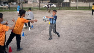 Depremzede Çocuklar Futbolla Umut Buluyor