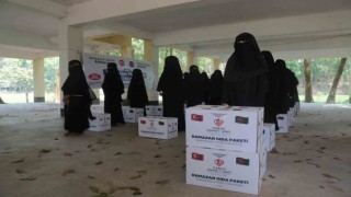 Diyanet Vakfından Bangladeşte 30 hafız öğrenciye gıda paketi yardımı