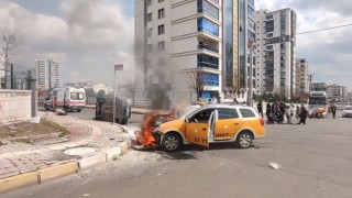 Diyarbakırda çarpışan iki araçtan biri alev aldı