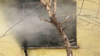 Diyarbakırda ev yangını: İtfaiye eri yaralandı