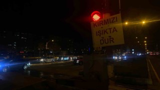 Diyarbakırda hemzemin geçitte bariyerler bozulunca sürücüler aradan geçti