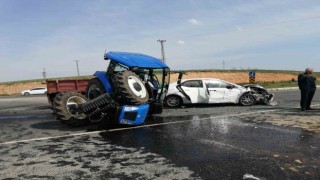 Diyarbakırda otomobil ile traktör çarpıştı: 5 yaralı