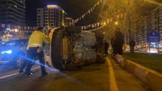 Diyarbakırda seyir halinde el freni çekilen otomobil takla attı
