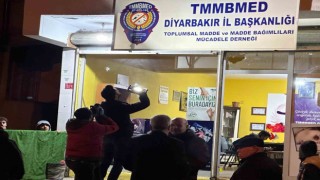 Diyarbakırda uyuşturucu ile mücadele derneğinde silahlı kavga: 2 yaralı