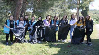 Doğa dostu öğrenciler, çevre temizliği yaptı