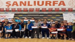 Dumplupınar Ortaokulu masa tenisi takımı 3. oldu