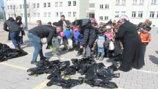 Dünya ormancılık gününde öğrencilere yüzlerce fidan dağıtıldı
