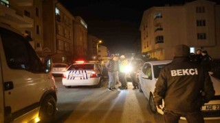 Dur ihtarına uymayan alkollü sürücü, polise çarparak kaçtı