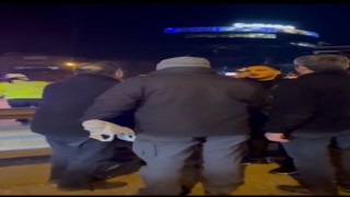 E-5 Karayolunda “makas” kazası sonrası kavga kamerada: Rahat tavırlı sürücüyü linçten polis kurtardı