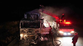 Edirnede domates yüklü tır yanarak hurdaya döndü