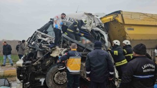 Edirnede iki kamyonun çarpıştığı kazada bir sürücü feci şekilde hayatını kaybetti