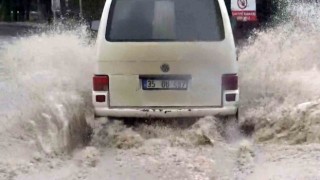 Edirnede sağanak yağış: Caddeler göle döndü